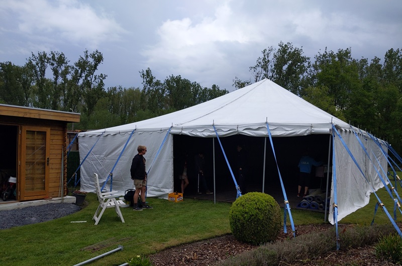 Foto huuritem 2/4e nieuwe witte spantent (10m x 15m)
