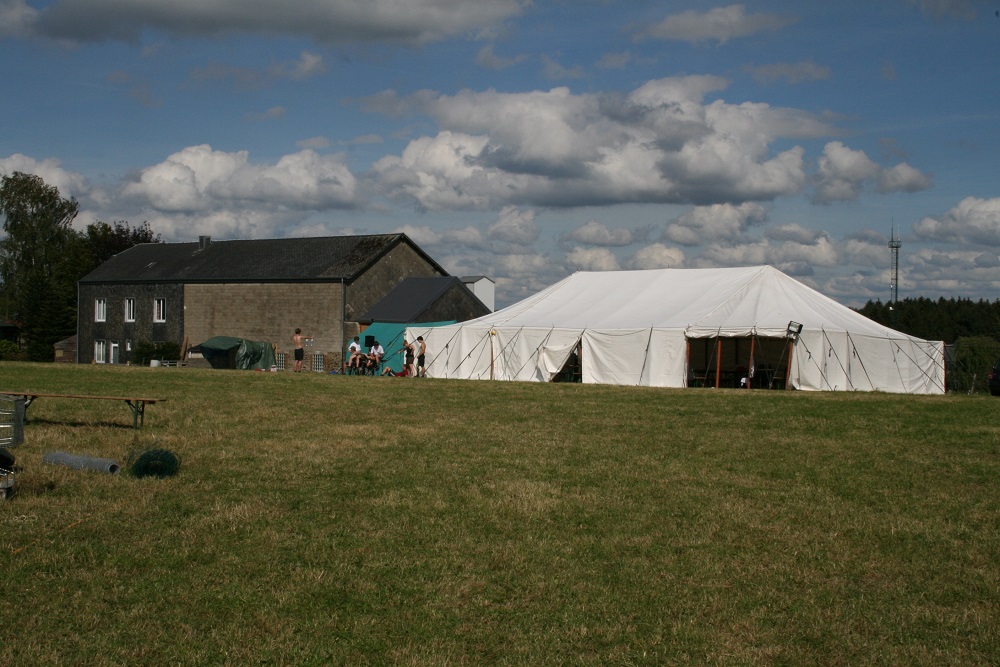 Foto huuritem Volledige oude witte spantent (11m x 18m)